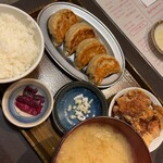 SAPPORO餃子製造所 - 大粒餃子(4個盛りですね)定食とザンギ(タレ)1個単品