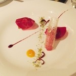 レストラン タテル ヨシノ - 前菜　トーション仕立てのフォアグラにビーツのパートをまとわせて
