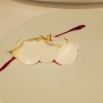 レストラン タテル ヨシノ - デザート　軽やかなヴァシュラン　白と赤のコントラストで