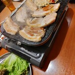 どにどに - サムギョプサルは、店員さんが焼いてくれますよ