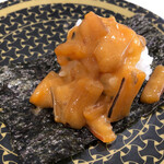 はま寿司 - 「北海道産　アカイカのうに和えつつみ」100円。手前にこぼれてます。