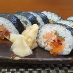 玄海鮨 - サーモン  イクラ  タマネギ  大葉が巻かれてます