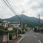 Matsuya Seimenjo - 店の前から筑波山