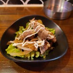 酒場かんかん - お通しはラム肉。お通しからして充実。