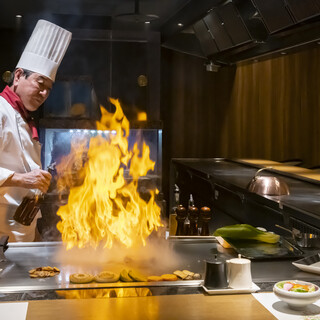 目の前で繰り広げられるシェフパフォーマンス