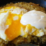 スパイスれすとらん cardamom - 玉子をパックリし、マヨをかける