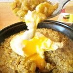 スパイスれすとらん cardamom - 玉子を割って持上げ