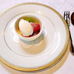 合掌レストラン 大藏 - デザートは洋梨のソルベとカタラーナ、クレームブリュレの親戚。デザートフォークにも注目！