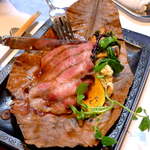 合掌レストラン 大藏 - こちらは黒毛和牛薄焼きステーキ。薄くてもレア感ある仕上がり、ボリュームも十分です