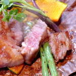 合掌レストラン 大藏 - ミディアムの焼き加減。ジューシーな黒毛和牛、たっぷり敷かれた野菜と一緒にいただきます