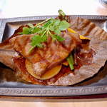 合掌レストラン 大藏 - 黒毛和牛の朴葉焼ステーキ。この日は鹿児島産を使用