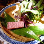 合掌レストラン 大藏 - これからステーキになる、黒毛和牛サーロインのお披露目です。エリンギや菜の花も一緒に焼いちゃいます