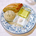 合掌レストラン 大藏 - バゲットとバジルのフォカッチャ。オリーブオイルとローズソルトでいただきます