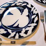 合掌レストラン 大藏 - 噂の「見せ皿」。蝶が羽根を広げたような姿。前菜が届く前に下げられる