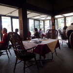 合掌レストラン 大藏 - あえて照明を落とすことで、外光の輝きがひときわ感じられる空間に