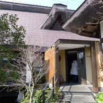 合掌レストラン 大藏 - エントランス。左手は鯉が泳ぐ池です