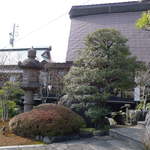 合掌レストラン 大藏 - 灯篭と池のある日本庭園。アミューズメント施設に囲まれ、ここだけ静かな雰囲気を保っています