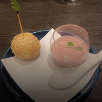華都飯店 - 本日のデザート、 ごま団子と苺のタピオカヨーグルト)ま