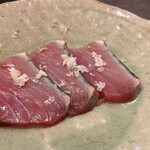 ゆう心 - ◇刺身／熟成カツオ…藁焼きして香りづけしたものに、島らっきょがまぶしてあります。血抜きしたカツオ…旨味が凝縮です！！