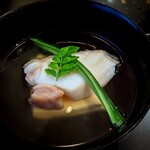 Akanezaka Oonuma - お椀は、五島列島のクエ・玉子豆腐・うるい。左手前のベージュの物体はクエの食道?くっきりした吸い地が、なじみやすくてホッとします。