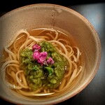 茜坂大沼 - たたき蕨の冷かけ蕎麦。食いしん坊の一同、伸びる前に一気に啜る。蟹以上に無言にさせるヤツ。