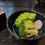 鰻 むさし乃 - お通しはブロッコリーおひたし。