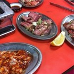 京城苑 - お約束のステンレス製の皿も。