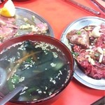 京城苑 - わかめスープも付いてます。