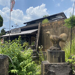 Chikin Hausu - 鶏の石像は、食材としての感謝、慰霊のためのよう