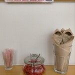 インド人100% - 福神漬けは自由に取れる。食券渡す時に辛さを聞かれる。一番辛いインド辛にしたが十分食べれる範囲内だった。辛いの好きな人はインド辛の方がよいと思う。