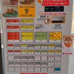 インド人100% - スペシャルカレー＝2種あいがけ+カツ+手羽先+チキン、赤と緑以外の組合せも自由にできる。今日のカレー、キーマとエッグも気になった。