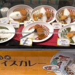 インド人100% - このショーケースには券売機にはなかった白のカレーも出てる。