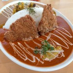 インド人100% - 赤い海の方、デカめのヒレカツ2枚、手前にあるのがチキン、カレーソースもたっぷり入ってる。