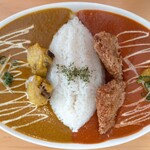 インド人100% - スペシャルカレー(大盛り)900円、券売機には赤と緑のあいがけしかできないと書いてあるがお願いすればどの組合せにもできる。値段も変わらず900円。赤と黄色にしてもらった。