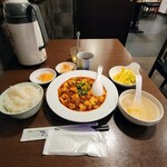 本格四川料理 三鼎 - 週替わりランチＢは麻婆豆腐、スープ、ご飯、小鉢２種類、漬物付き
