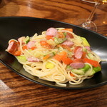 ヴァカンツァ - ソーセージと野菜のパスタ（￥1000）あっさり味で、合わせる酒を選ばない。彩りも美しい