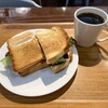 サンドイッチファクトリー・オー・シー・エム - 料理写真:エッグ・ソーセージのホット・サンドとコーヒー