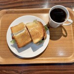 サンドイッチファクトリー・オー・シー・エム - エッグ・ソーセージのホット・サンドとコーヒー