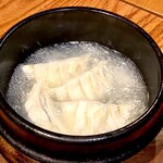 居酒屋 平八 - 皮から手作りのゆで餃子。自家製の鯛だしで炊き上げます