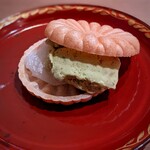 茜坂大沼 - 蕗の薹のアイスと求肥のアイスモナカ。鼻に抜ける蕗の薹の香りが、この春を思い起こさせる一品。最後まで、驚かせ続けて下さった大沼さん、本当にありがとうございました。奥様も、ヒロキくんも、感謝です♡