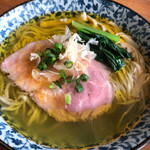 ラーメン イッケン - 最後に感じる甘味が不思議。豚肩チャーシューの下に下に豚バラチャーシューが隠れてます！