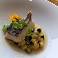 MISTY RESTAURANT＆WINE - 天然真鯛のポアレ。
                      しじみの出汁とトマトのエキスで凄い奥深い味わいで柔らか
                      ズッキーニがまた美味しく(=^･^=)