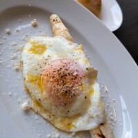MISTY RESTAURANT＆WINE - イタリア産ホワイトアスパラをグリルで焼くいた前菜。