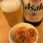 横浜ラーメン　味王 - 瓶ビールにはキムチのお通しがサービス？で^ ^