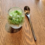 sio - ココナッツミルクのパンナコッタマンゴーパッションフルーツ、バジルのグラニテ。意外と硬めテクスチャのコクあるパンナコッタに刻みフルーツの甘み果実味と、ひんやりグラニテバジルの香りも絶妙バランス♪