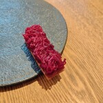 sio - 自家製ラスク馬肉タルタルビーツのサラダお店のスペシャリテ。ザク感あるハードめなラスクだから水分になる負けないしサラダの風味と馬肉の個性がいいバランス好きな味わい美味しい♡