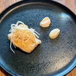 sio - 穴子フリット根セロリとりんごのサラダ根セロリとりんごそれぞれのピュレそえて。サクッと揚げられた衣ふんわり穴子、サクサクのトッピングがいい対比♪ 同素材のピュレだなんてオシャレ〜(*^^*)♡