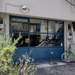 sio - ひっそり隠れ家的な外観。ネイビー好きな鳥羽さんらしい雰囲気もいいですね(^^)