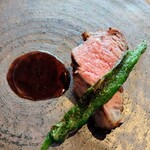 sio - コクと風味のあるソースを付けるとまた一味違う美味しさに。ソースがかかってなく添えられているのが、私に嬉しい(^^) 火入れのこの感じ好きだな〜ほのかなラムらしい風味も楽しめました☆