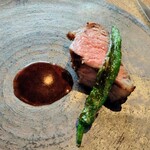 sio - オーストラリア仔羊シェリー酒のソースイギリスマルドンのお塩。厚みある仔羊肉ほどよい火入れやわらか香ばしさ切れのいいナイフ粗めマイルドなお塩とても美味しい(๑´ڡ`๑)シシトウもいいアクセント